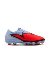 Scarpa da calcio Nike Phantom con un design rosso e grigio, tomaia testurizzata e tacchetti arancioni, progettata per garantire trazione su superfici erbose.