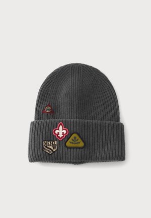 Bonnet en tricot côtelé gris foncé avec quatre patchs cousus incluant une fleur de lys rouge, un chardon vert, un logo Diesel 78 et un emblème triangulaire représentant un globe.