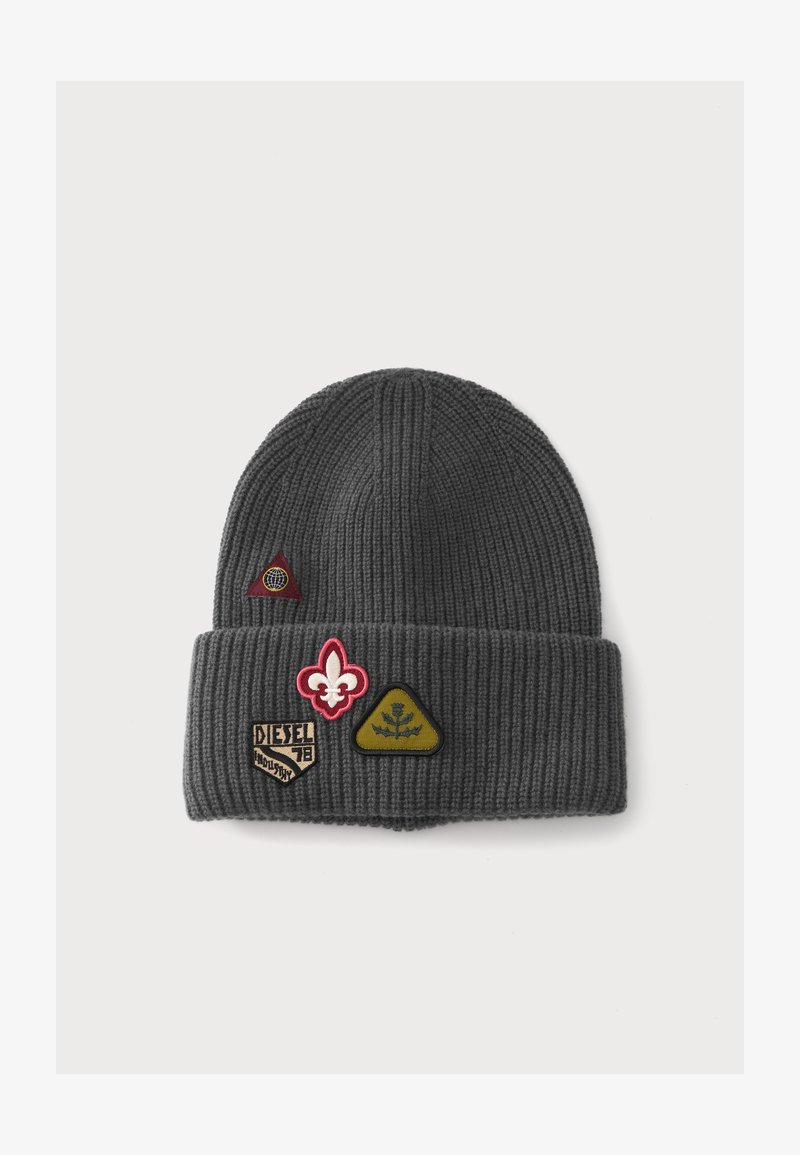 Bonnet en tricot côtelé gris foncé avec quatre patchs cousus incluant une fleur de lys rouge, un chardon vert, un logo Diesel 78 et un emblème triangulaire représentant un globe.