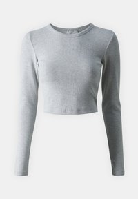 Hosszú ujjú, világosszürke bordázott anyagból készült cropped top, kerek nyakkal és sima textúrával, fitted ujjakkal és minimális részletezéssel.