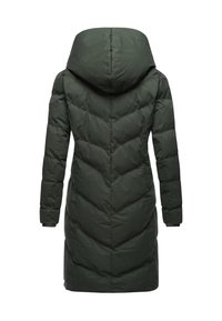 Temno zelena prešita odeja s kapuco, z vzorcem v obliki črke V in dolgimi rokavi, zaključena z elastičnimi manšetami in dolžino do sredine stegen.