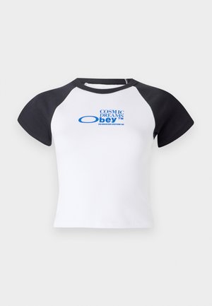 Bijela majica kratkih rukava s crnim raglan rukavima, s plavim grafičkim natpisom "COSMIC DREAMS obey™" na prednjoj strani.