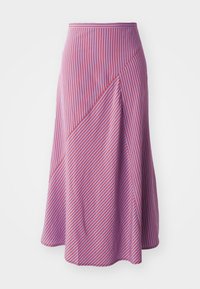 Une longue jupe style enveloppe avec des rayures diagonales rouges et lilas alternées, présentant une texture de tissu lisse et une taille ajustée.