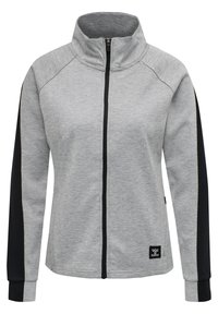 Szara kurtka zapinana na zamek z wysokim kołnierzem, czarnymi rękawami. Posiada ściągacze przy mankietach i u dołu, miękką teksturę oraz naszywkę z logo na dolnym brzegu.