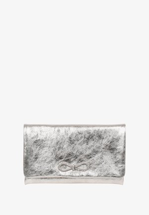 Silberfarbene Metallic-Clutch aus strukturiertem Leder mit Umschlagdesign und dekorativem Metall-Unendlichkeitssymbol.