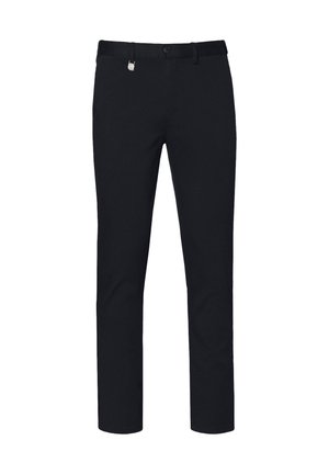 Czarne spodnie wykonane z gładkiego materiału, o prostym kroju, z paskiem w szlufkach i srebrnym metalowym zapięciem w pasie.