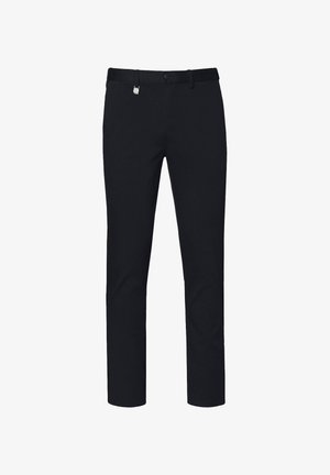 Czarne spodnie wykonane z gładkiego materiału, o prostym kroju, z paskiem w szlufkach i srebrnym metalowym zapięciem w pasie.