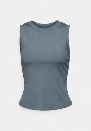 Ärmelloses, figurbetontes, geripptes Tanktop in gedämpftem Blau mit rundem Ausschnitt, auf schlicht hellem Hintergrund dargestellt.