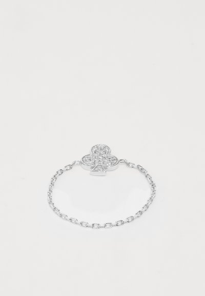 Pulsera de plata con un charm en forma de trébol, adornada con piedras brillantes, que presenta una cadena delicada y un acabado pulido.