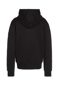 Felpa nera con cappuccio vista da dietro, con maniche lunghe e polsini e fondo a coste, design semplice con una piccola patch sul braccio sinistro.