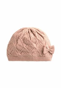 Bonnet tricoté rose avec un motif diamant texturé, une couronne arrondie et un accent en nœud décoratif sur le côté. Matériau doux et chaud.