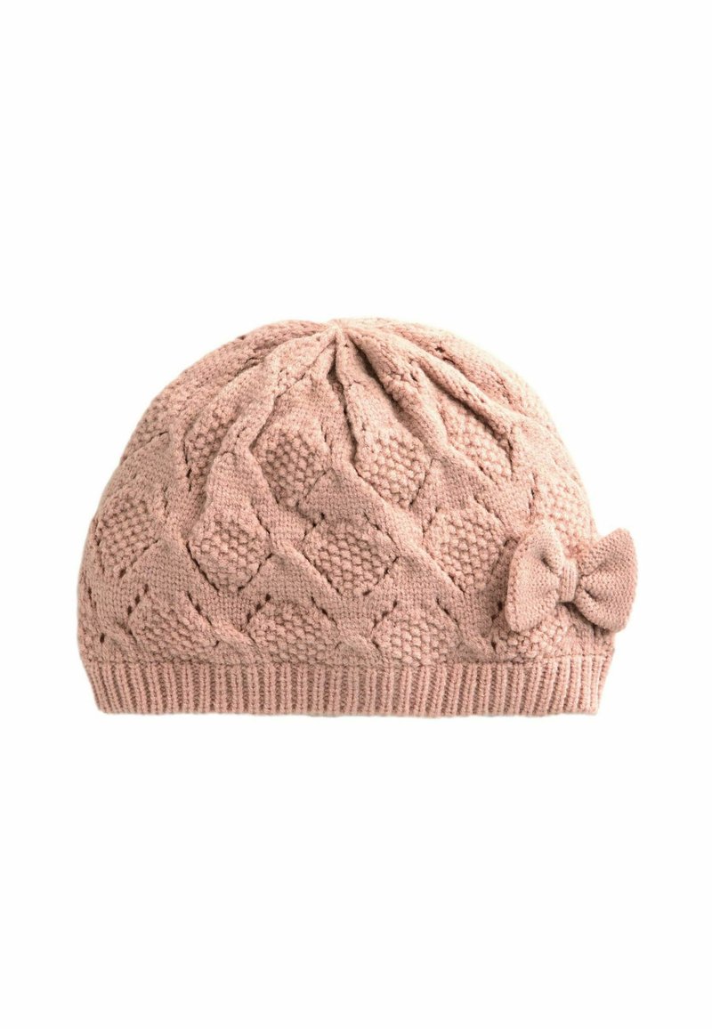 Bonnet tricoté rose avec un motif diamant texturé, une couronne arrondie et un accent en nœud décoratif sur le côté. Matériau doux et chaud.