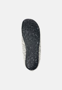 Musta kumipohja, jossa on pyöreitä kuvioita, vaaleanharmaa yläosa, jossa on rosoinen rakenne, ja kohokuvioitu merkkinnä "Camper" lähellä kantapäätä.