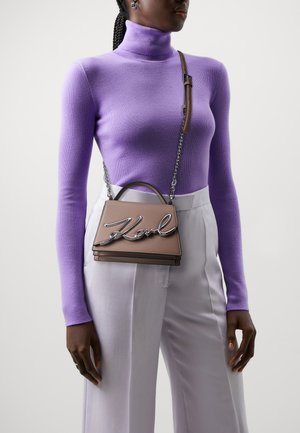 SIGNATURE CROSSBODY - Käekott - mushroom brown