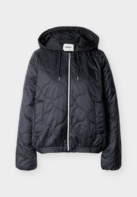 Μαύρο επενδυμένο μπουφάν με κουκούλα και φερμουάρ μπροστά, δύο πλαϊνές τσέπες και κορδόνια στην κουκούλα, απλωμένο σε επίπεδη επιφάνεια με ανοιχτόχρωμο φόντο.