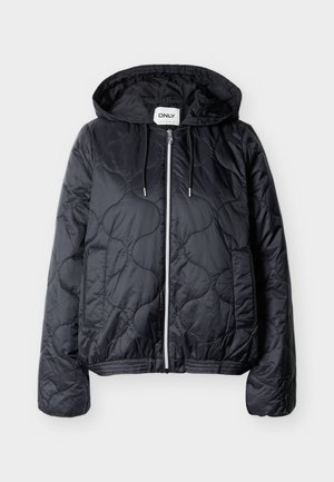 Mustast tikandiga kapuutsiga jope esilukuga, kahe küljetasku ja kapuutsi paeladega, tasapinnal heledal taustal.