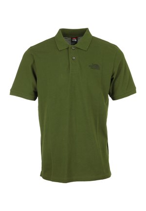 Polo de algodón verde con cuello clásico, mangas cortas, tapeta de dos botones y un pequeño logo en el lado izquierdo del pecho. Textura suave.