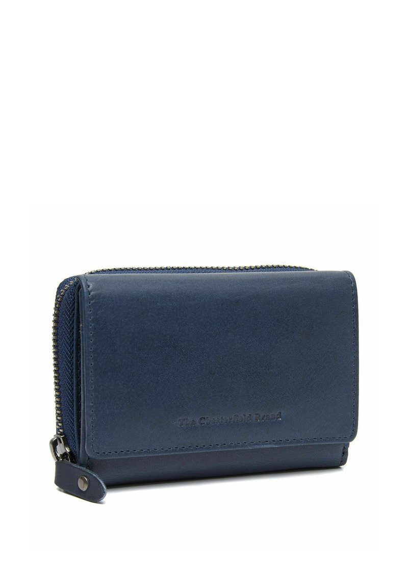 Portafoglio in pelle blu navy con chiusura a zip, texture liscia, logo impresso e forma rettangolare compatta.