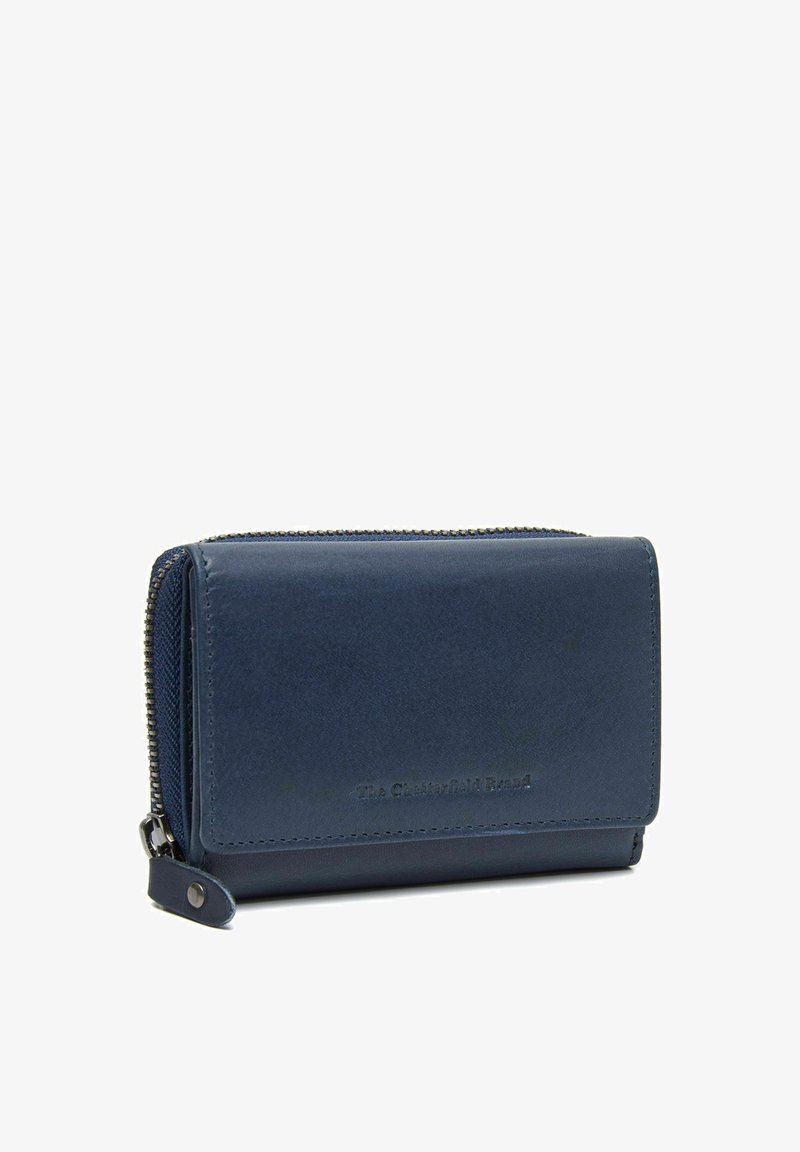 Marine leren portemonnee met een ritssluiting rondom, een gladde textuur, een reliëflogo en een compact rechthoekig formaat.