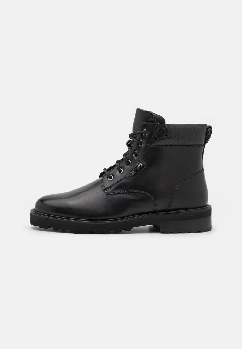 Schwarze Leder-Ankle-Boots mit glatter Oberfläche, runder Zehenform und Schnürfront. Verfügt über ein strukturiertes Rückenteil und eine robuste Sohle für besseren Halt.
