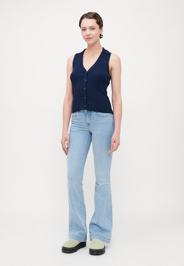 ONLBLUSH MID RETRO - Flared Jeans3