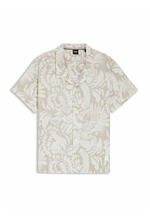 Camisa beige de manga corta con botones, estampado de hojas tropicales blancas y flores, y cuello de solapa.