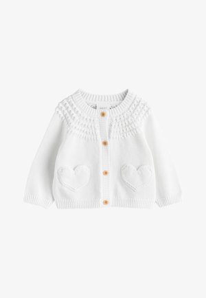 Weiß gestrickter Babycardigan mit langen Ärmeln, rundem Hals, vier Holzknöpfen und herzförmigen Mustern auf beiden Vorderaschen.