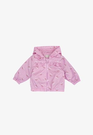 Chubasquero rosa con capucha, cierre frontal, detalles de volantes y patrones de arcoíris. Fabricado con material ligero y resistente al agua.