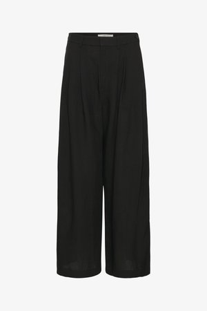 Schwarze weite Hose mit vorderen Falten, Bund mit Gürtelschlaufen und seitlicher Knopfdetail am Bund.