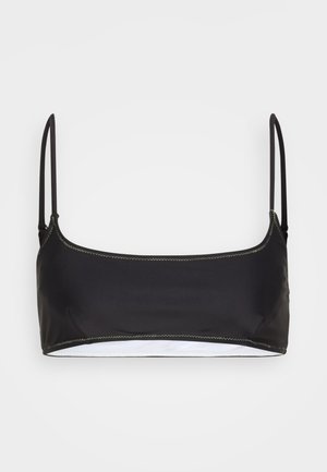 Czarny stanik bandeau z cienkimi ramiączkami, z kontrastowym przeszyciem, gładką teksturą materiału i prostym, bezszwowym wzorem.
