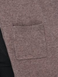 Brun strikket genser med en enkelt lomme med ribbestrikkede kanter, teksturert stoff og en tettsittende design.