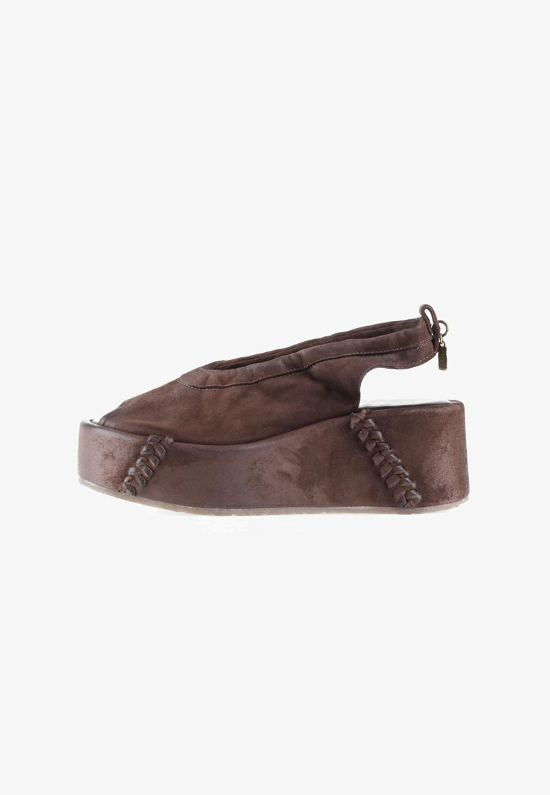 Sandale compensée en daim marron avec bout ouvert, talon ouvert et fermeture éclair sur un fond blanc.