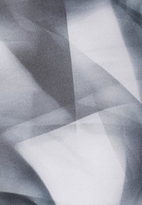 Abstrakcyjny wzór na tkaninie w odcieniach szarości i bieli, z delikatnymi liniami i geometrycznymi kształtami. Gładka tekstura z subtelnym połyskiem.