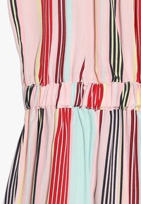 Vícebarevné šaty bez rukávů s vertikálními pruhy v červené, růžové, světle modré, žluté a černé barvě, s elastickým pasem a lehkým materiálem.