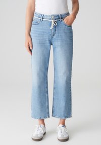 Lichtblauwe denim jeans met een rechte broekspijp, voorzien van een strikband in de taille, voorzakken en een vervaagd uiterlijk.