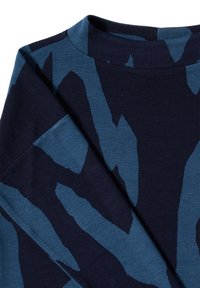Tissu rayé bleu et marine avec des motifs angulaires abstraits. Texture côtelée, design carré et col montant.