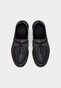 Crne kožne cipele u stilu mokasinki s detaljima resica, žutim šavovima i glatkom završnom obradom. Dizajnirane za udobno obuvanje bez vezanja.