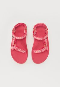 Rosa sandaler med teksturerte stropper, med et mønstrete design. Sålen er glatt, med justerbare stropper for en sikker passform.