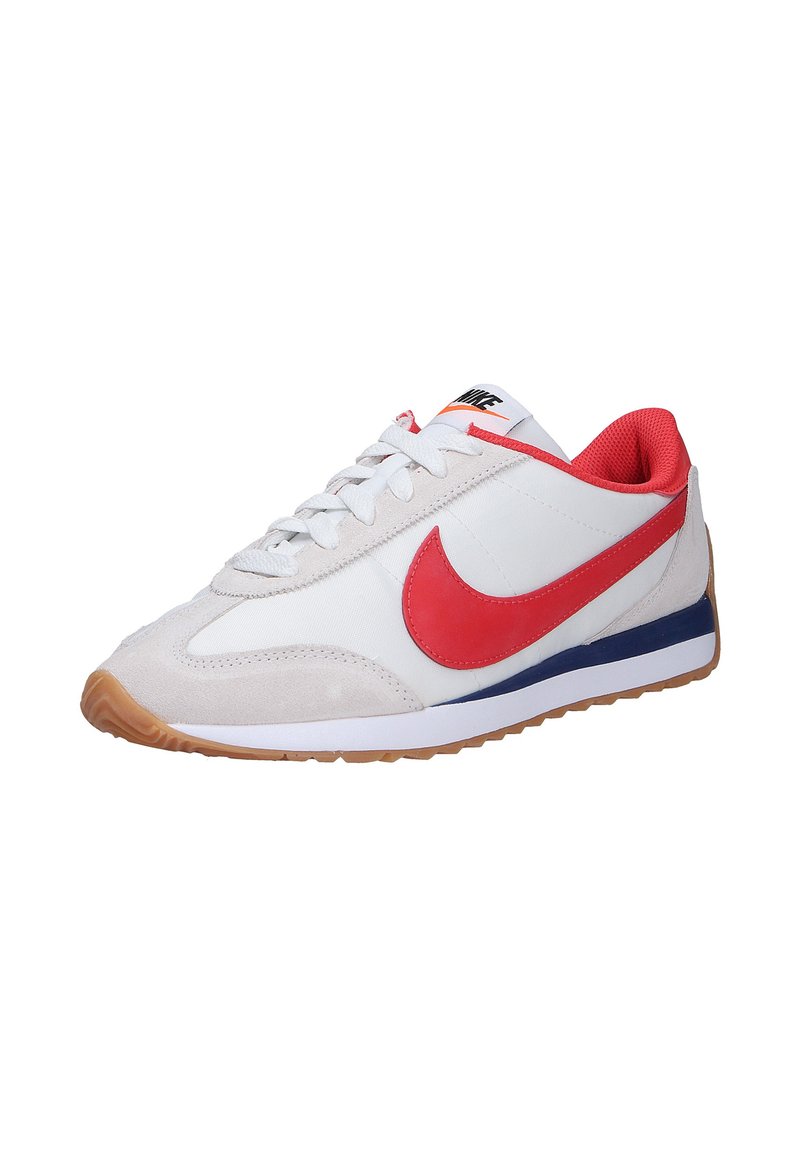 Zapatillas Nike, parte superior blanca con acentos en rojo y azul marino, materiales de ante y malla, suela de goma, punta redonda, diseño con cordones.