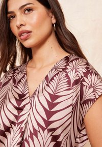 Friends Like These REGULAR FIT - Palaidinė - burgundy palm print