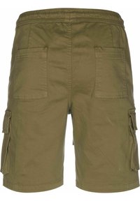 Short cargo vert kaki avec taille élastique, deux poches arrière et des poches latérales à rabat pour le rangement.