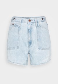 Pantalones cortos de mezclilla azul claro con cintura alta, grandes bolsillos frontales, pasadores para cinturón y cierre de botón marrón en el centro frontal.