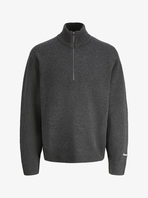 Tumši pelēks adīts džemperis ar ceturtdaļas rāvējslēdzēju priekšpusē, ribots aproču, apakšmalas un apkakles apdare, ar smalku logotipa izšuvumu uz piedurknes.