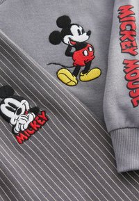 Next MICKEY STRIPE JOGGERS SET  - Collegepaita - charcoal grey