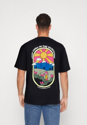 Sort T-shirt med et farverigt motiv på bagsiden, der forestiller en sol, bjerge og naturlige elementer. Afslappet pasform med korte ærmer.