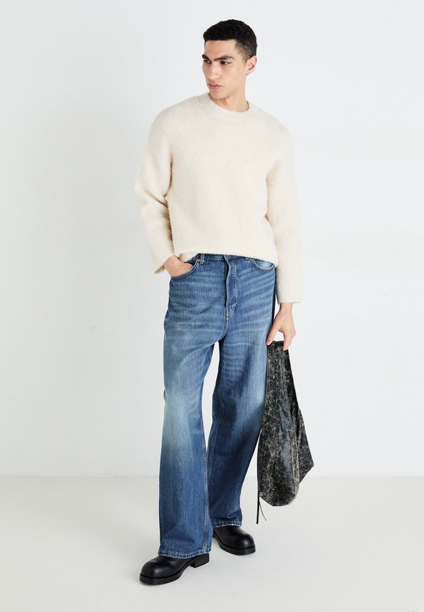 ASTRO - Baggy Jeans3