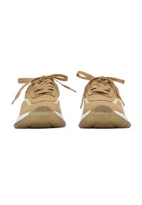 Zapatillas atléticas marrones con punta redonda, parte superior de cuero suave y tela, cordones planos y una suela media blanca. Suela exterior de goma transparente.