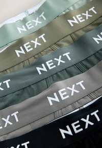 Rangée de sous-vêtements pour hommes pliés, dans des tons verts, gris et noirs, chacun avec un logo blanc "NEXT" sur la ceinture.