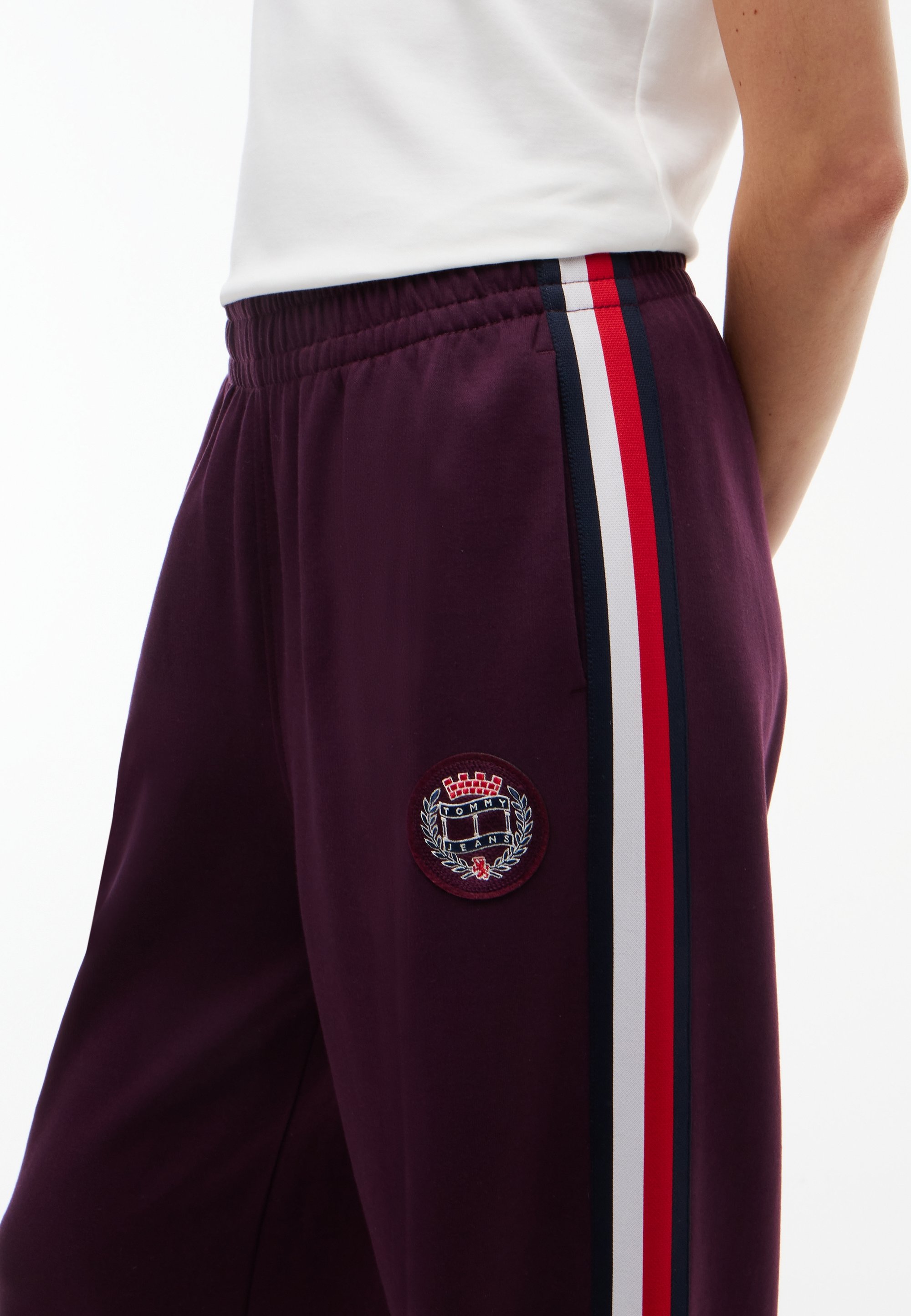 Tommy Jeans 글로벌 스트라이프 크레스트 조거 팬츠