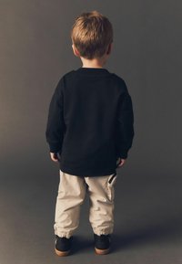 Next GRAFFITI REGULAR FIT - Pikkade varrukatega topp - black